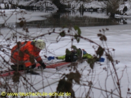 Unterstützung der Feuerwehr Wrestedt durch dieTauchschule Schulz. Vielen dank an Holger (dem Opfer) !